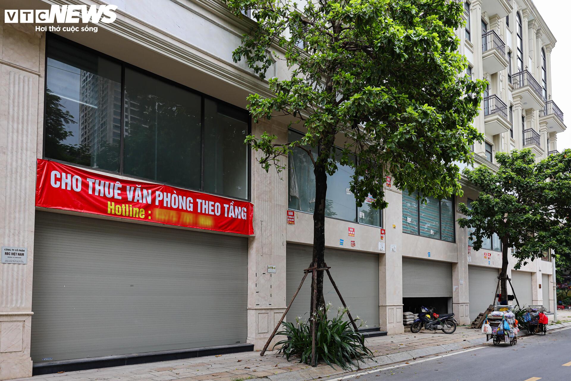 Shophouse giá chục tỷ đóng cửa im ỉm, hóa 'phố không người' trên đất vàng Hà Nội- Ảnh 4. Shophouse giá chục tỷ đóng cửa im ỉm, hóa 'phố không người' trên đất vàng Hà Nội- Ảnh 4.