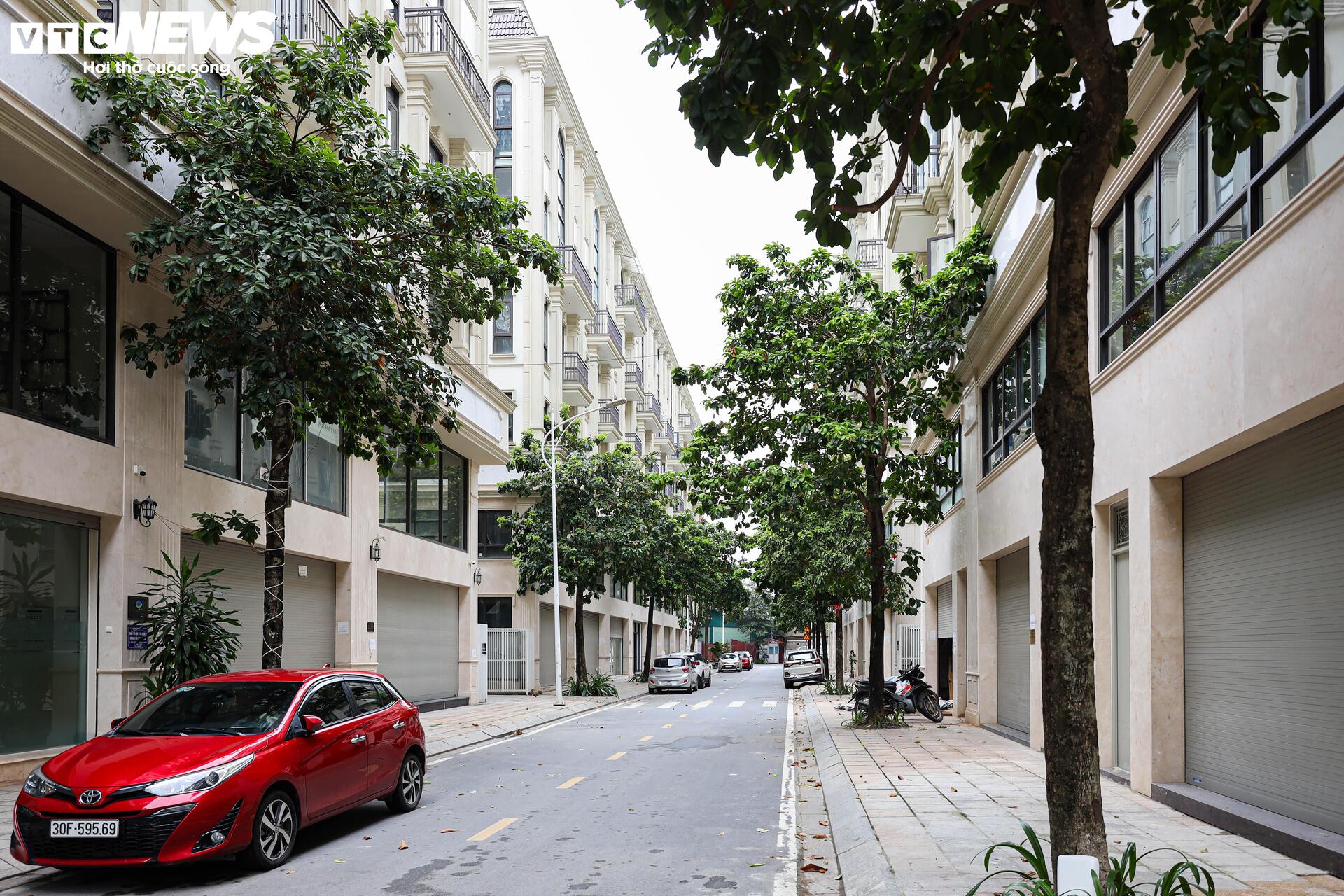 Shophouse giá chục tỷ đóng cửa im ỉm, hóa 'phố không người' trên đất vàng Hà Nội- Ảnh 5. Shophouse giá chục tỷ đóng cửa im ỉm, hóa 'phố không người' trên đất vàng Hà Nội- Ảnh 5.