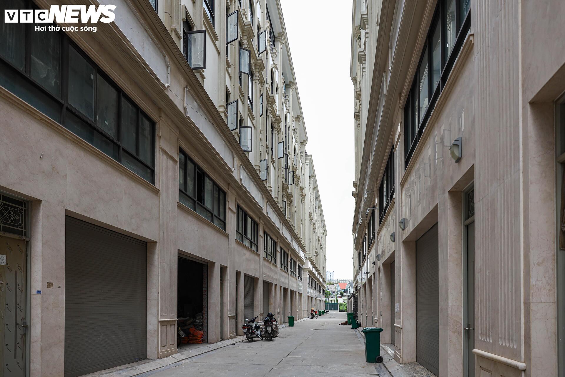 Shophouse giá chục tỷ đóng cửa im ỉm, hóa 'phố không người' trên đất vàng Hà Nội- Ảnh 6. Shophouse giá chục tỷ đóng cửa im ỉm, hóa 'phố không người' trên đất vàng Hà Nội- Ảnh 6.