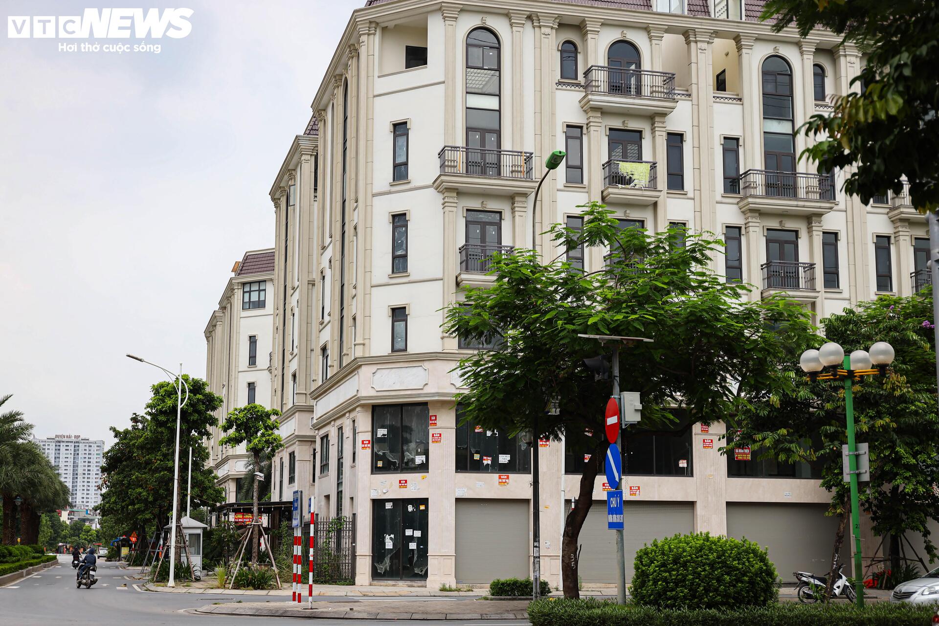 Shophouse giá chục tỷ đóng cửa im ỉm, hóa 'phố không người' trên đất vàng Hà Nội- Ảnh 2. Shophouse giá chục tỷ đóng cửa im ỉm, hóa 'phố không người' trên đất vàng Hà Nội- Ảnh 2.