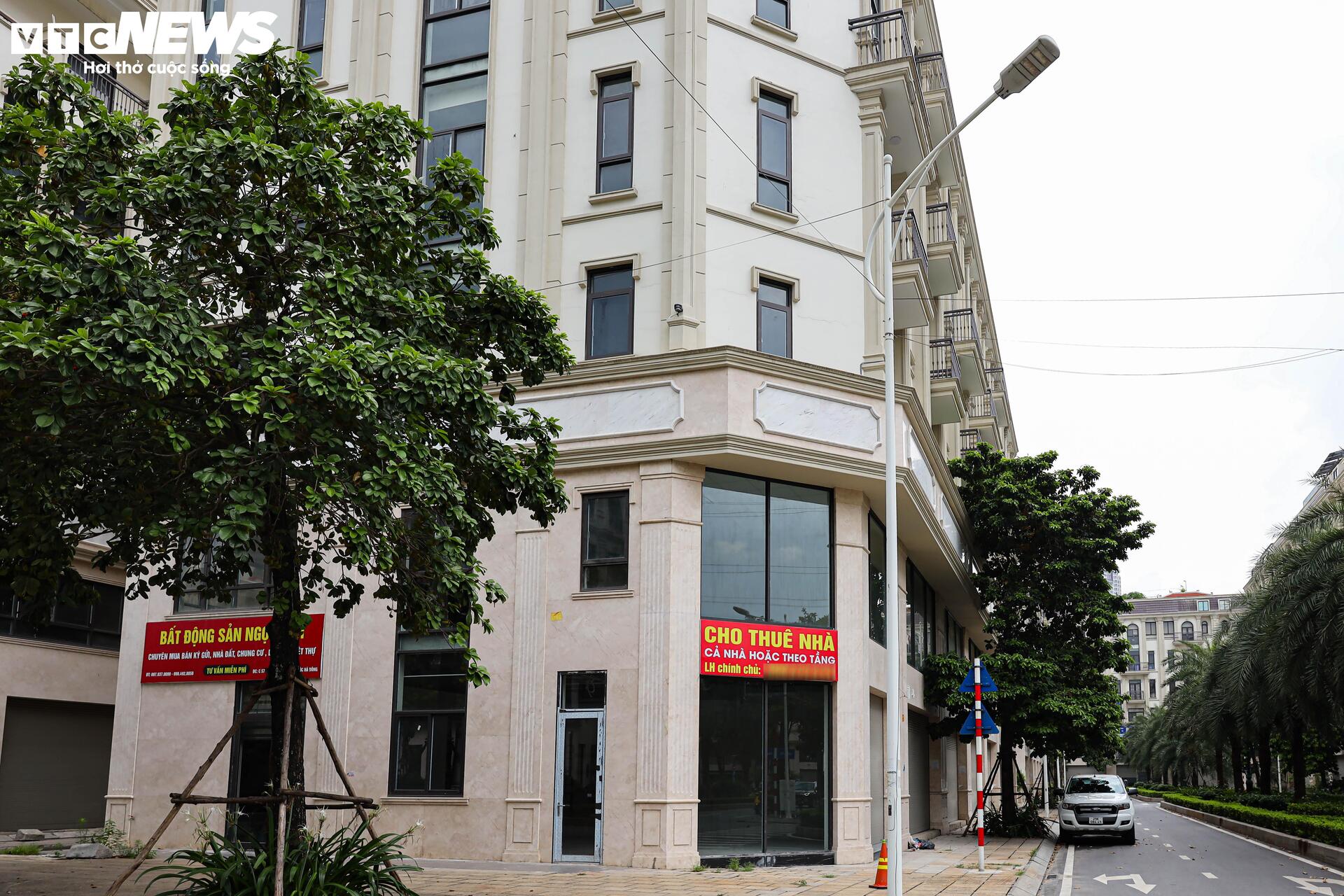 Shophouse giá chục tỷ đóng cửa im ỉm, hóa 'phố không người' trên đất vàng Hà Nội- Ảnh 8. Shophouse giá chục tỷ đóng cửa im ỉm, hóa 'phố không người' trên đất vàng Hà Nội- Ảnh 8.