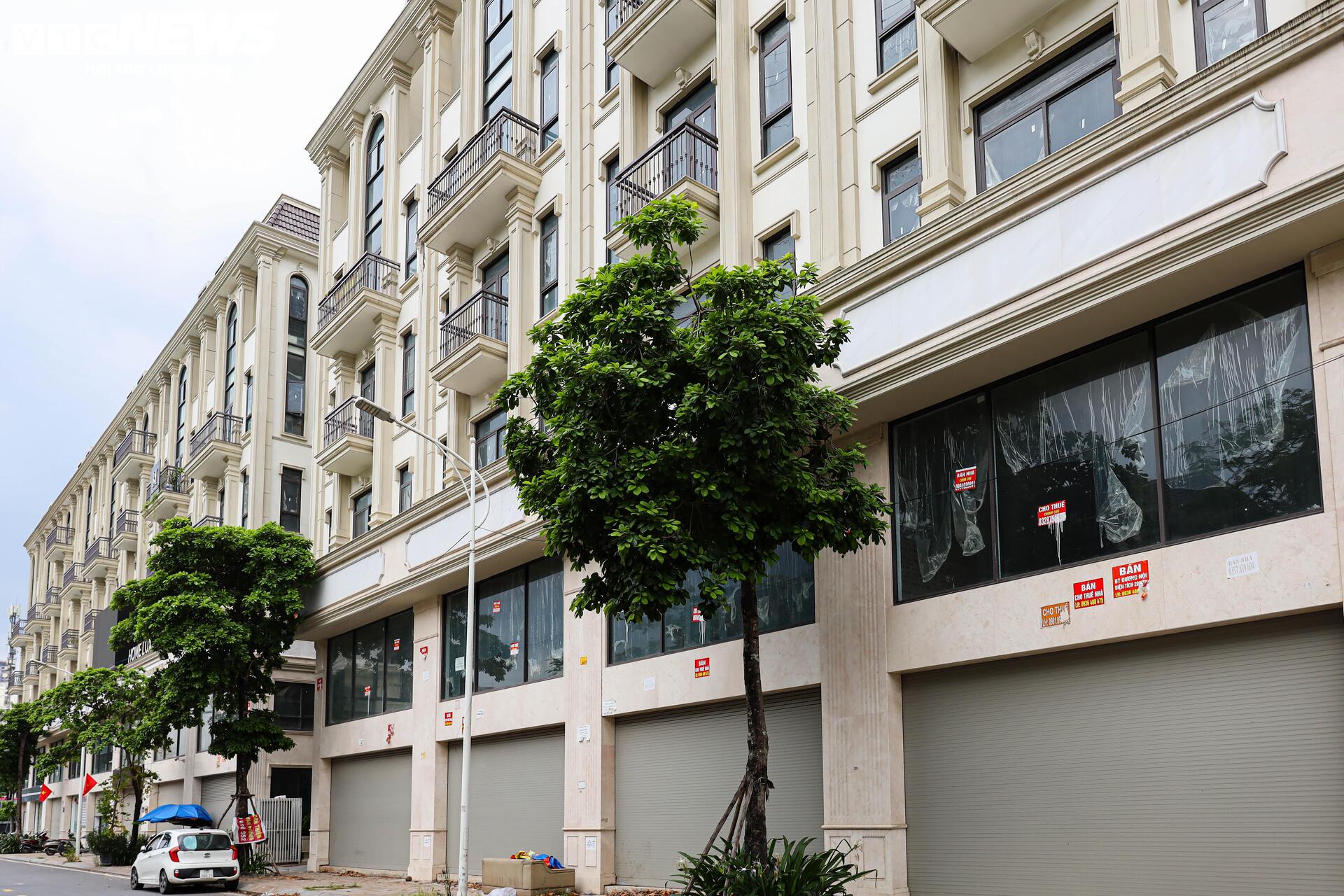 Shophouse giá chục tỷ đóng cửa im ỉm, hóa 'phố không người' trên đất vàng Hà Nội- Ảnh 3. Shophouse giá chục tỷ đóng cửa im ỉm, hóa 'phố không người' trên đất vàng Hà Nội- Ảnh 3.