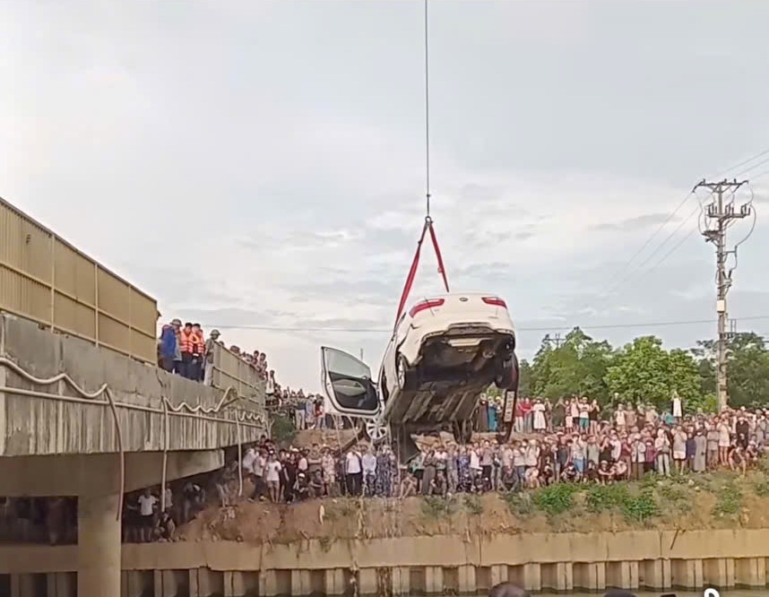 VIDEO: Khoảnh khắc trước khi ô tô tông 2 xe máy rồi lao xuống sông, 6 người thương vong- Ảnh 1. VIDEO: Khoảnh khắc trước khi ô tô tông 2 xe máy rồi lao xuống sông, 6 người thương vong- Ảnh 1.