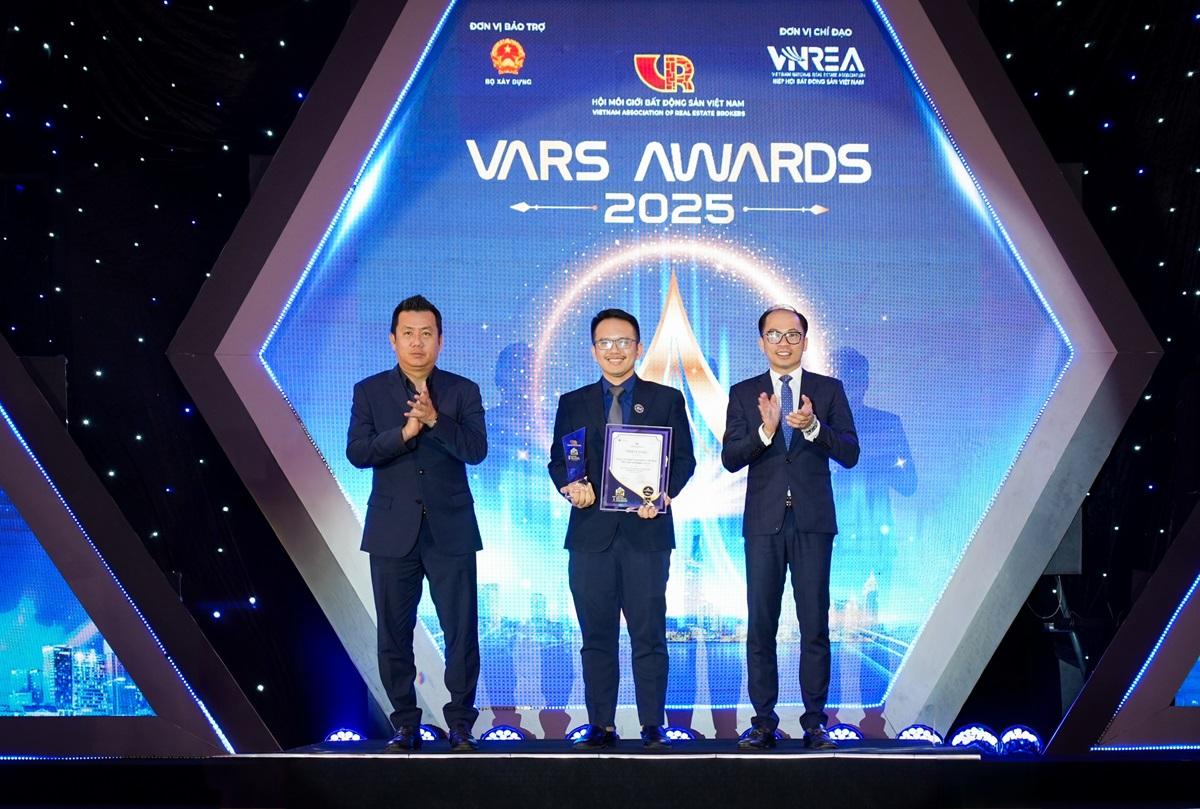 Người dùng thông thái “săn” nhà: Chốt nhanh, mua đúng giá nhờ công nghệ- Ảnh 1. Người dùng thông thái “săn” nhà: Chốt nhanh, mua đúng giá nhờ công nghệ- Ảnh 1.