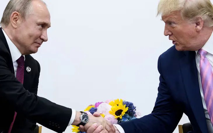 Ông Trump bắt tay ông Putin tại Hội nghị thượng đỉnh G20 ở Osaka vào tháng 6/2019. (Ảnh: AFP/Getty Images) Ông Trump bắt tay ông Putin tại Hội nghị thượng đỉnh G20 ở Osaka vào tháng 6/2019. (Ảnh: AFP/Getty Images)