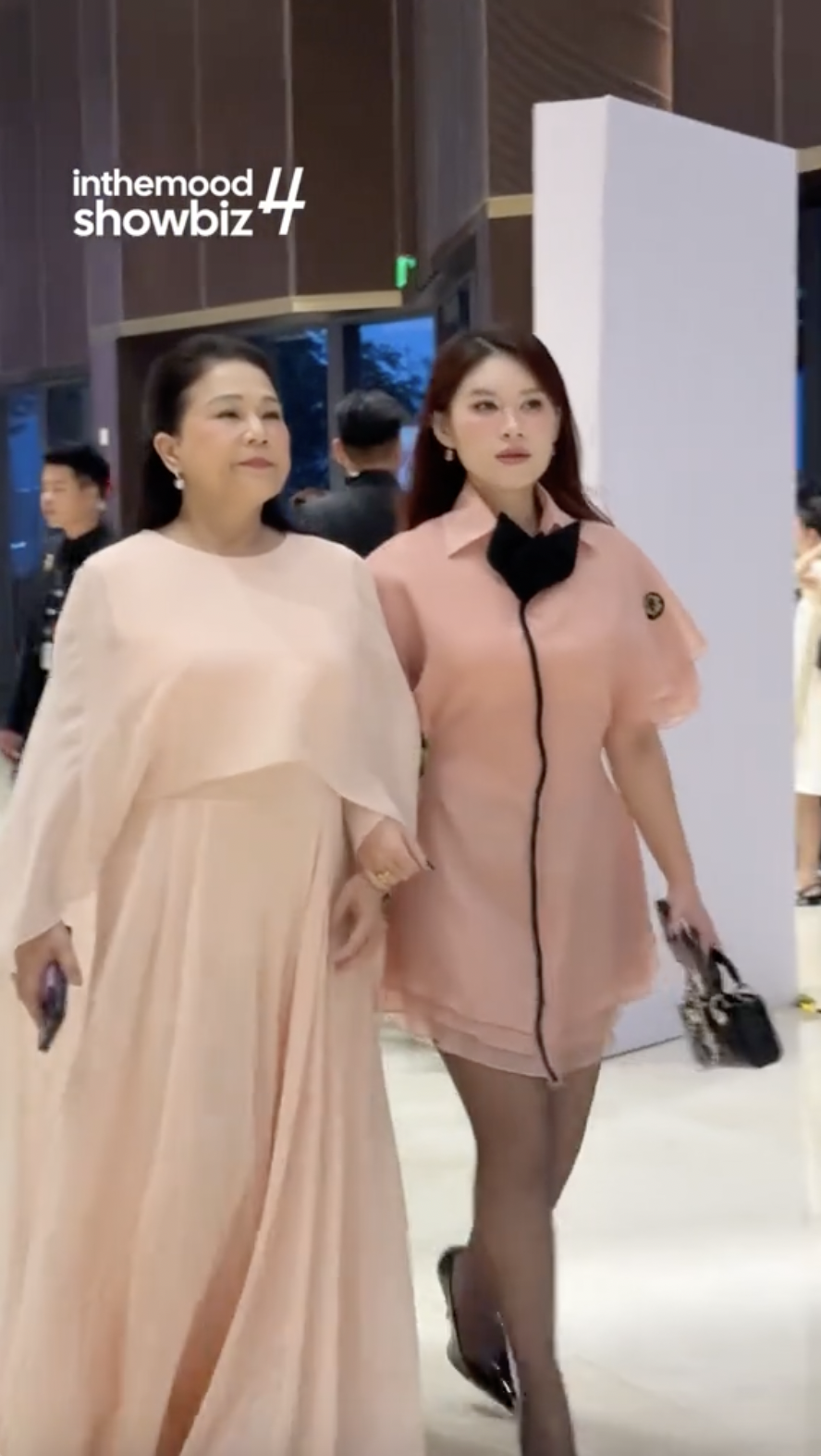 Mặc sai dress code, tiểu thư 7.000 tỷ của showbiz Việt gây tranh cãi tại đám cưới Cindy Lư - Đạt G- Ảnh 2. Mặc sai dress code, tiểu thư 7.000 tỷ của showbiz Việt gây tranh cãi tại đám cưới Cindy Lư - Đạt G- Ảnh 2.