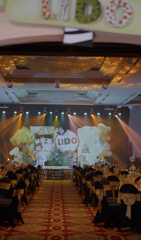 Chu Thanh Huyền hóa cô dâu, Quang Hải bảnh bao như chú rể trong tiệc thôi nôi xa hoa loá mắt của con trai- Ảnh 6. Chu Thanh Huyền hóa cô dâu, Quang Hải bảnh bao như chú rể trong tiệc thôi nôi xa hoa loá mắt của con trai- Ảnh 6.