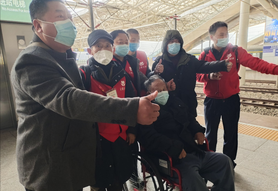 Chủ tịch sở hữu khối tài sản hơn 364 tỷ đồng bỗng phá sản, phải ra đường ăn xin: 20 năm trước ruồng rẫy vợ con, ngày trở về nghe quý tử nói 1 câu mà nghẹn lòng- Ảnh 4. Chủ tịch sở hữu khối tài sản hơn 364 tỷ đồng bỗng phá sản, phải ra đường ăn xin: 20 năm trước ruồng rẫy vợ con, ngày trở về nghe quý tử nói 1 câu mà nghẹn lòng- Ảnh 4.