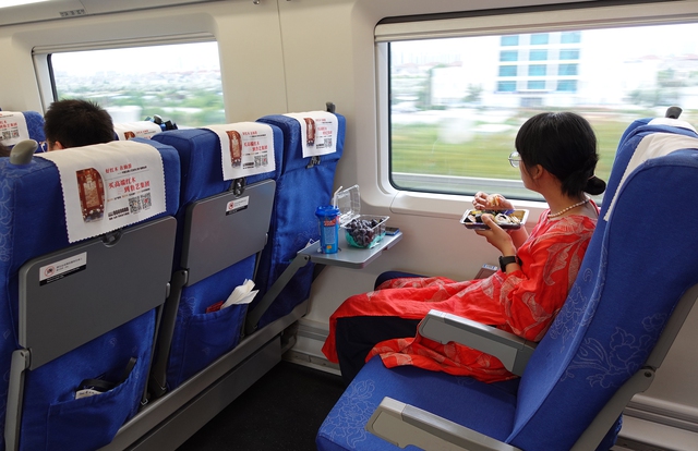 Chuyến tàu chạy 200km nhưng đi chỉ mất 45 phút, du khách trầm trồ: "Tôi chưa bao giờ nghĩ đến việc này"- Ảnh 3. Chuyến tàu chạy 200km nhưng đi chỉ mất 45 phút, du khách trầm trồ: "Tôi chưa bao giờ nghĩ đến việc này"- Ảnh 3.