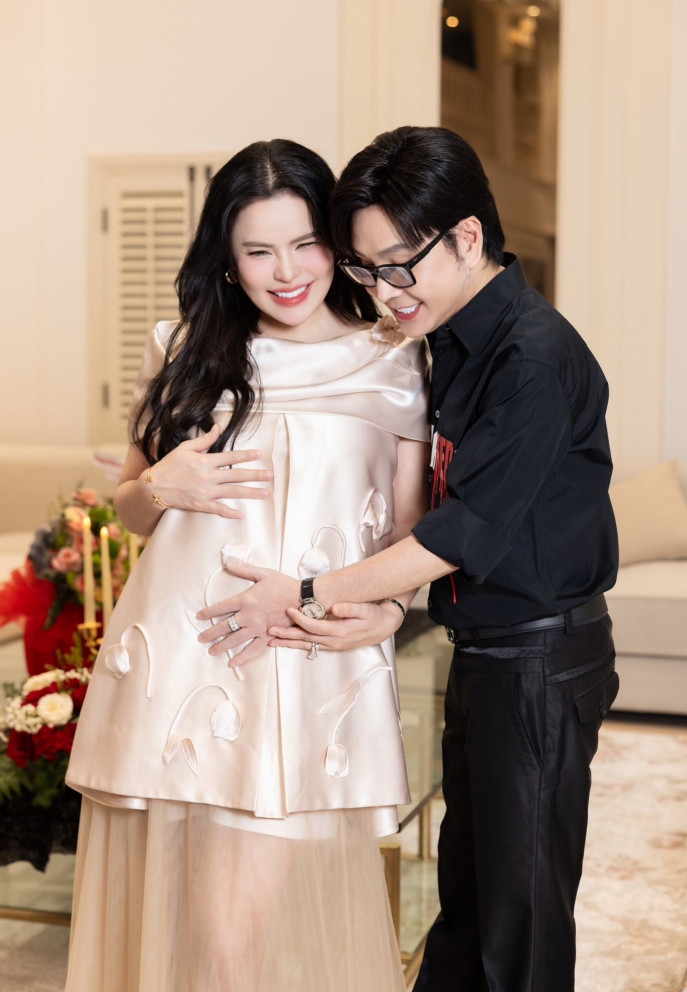 Nam nghệ sĩ kết hôn với fan, lên chức bố ở tuổi 53, mua cho anh chị em mỗi người 1 căn nhà- Ảnh 3. Nam nghệ sĩ kết hôn với fan, lên chức bố ở tuổi 53, mua cho anh chị em mỗi người 1 căn nhà- Ảnh 3.