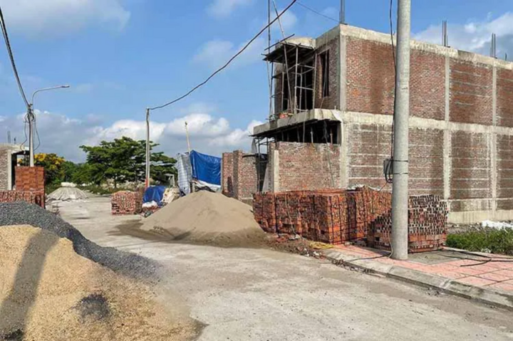 Giá vật liệu xây dựng tăng cao ngất, người dân, doanh nghiệp lo 'méo mặt'- Ảnh 1. Giá vật liệu xây dựng tăng cao ngất, người dân, doanh nghiệp lo 'méo mặt'- Ảnh 1.