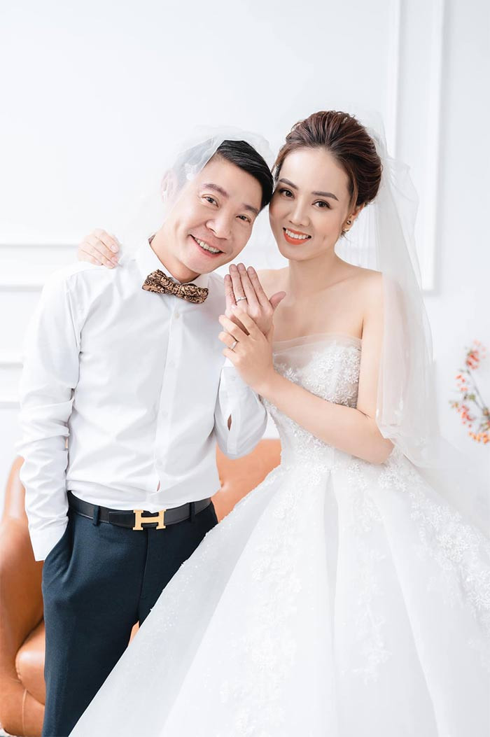 Nam NSND xin từ chức Phó Giám đốc Nhà hát kịch Hà Nội: 52 tuổi được vợ 3 chăm như em bé, hay dỗi- Ảnh 2. Nam NSND xin từ chức Phó Giám đốc Nhà hát kịch Hà Nội: 52 tuổi được vợ 3 chăm như em bé, hay dỗi- Ảnh 2.