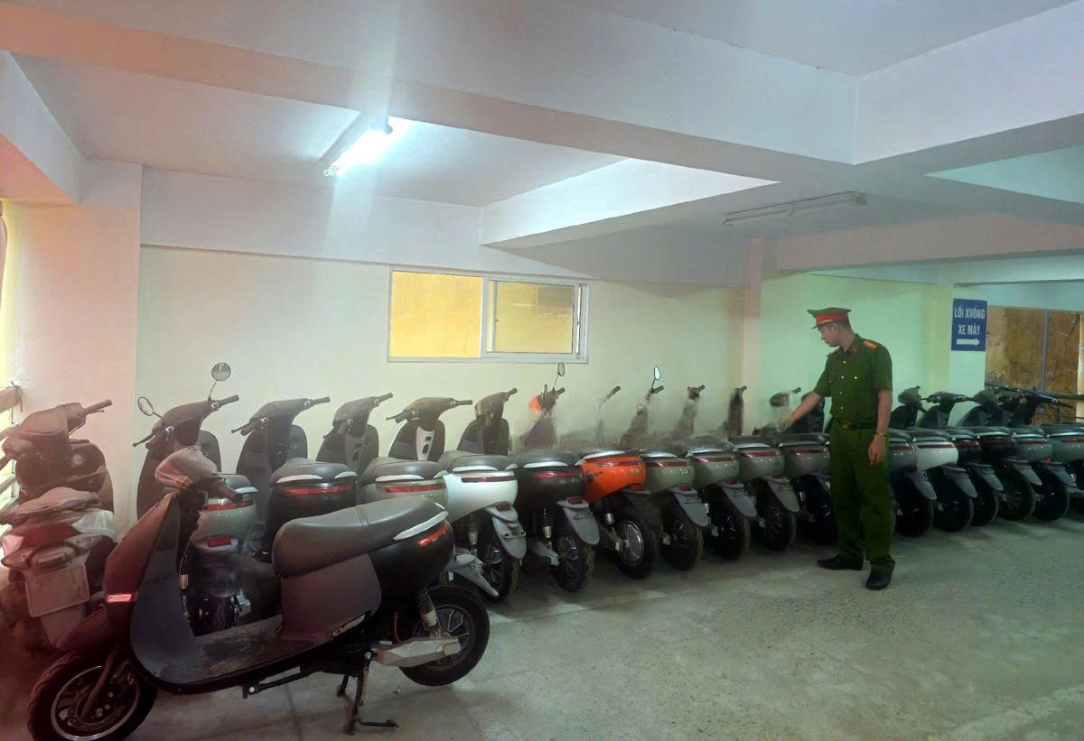 Kiểm tra đột xuất 2 cửa hàng xe điện Trung Hiếu, hiện đã bắt tạm giam 3 người- Ảnh 1.