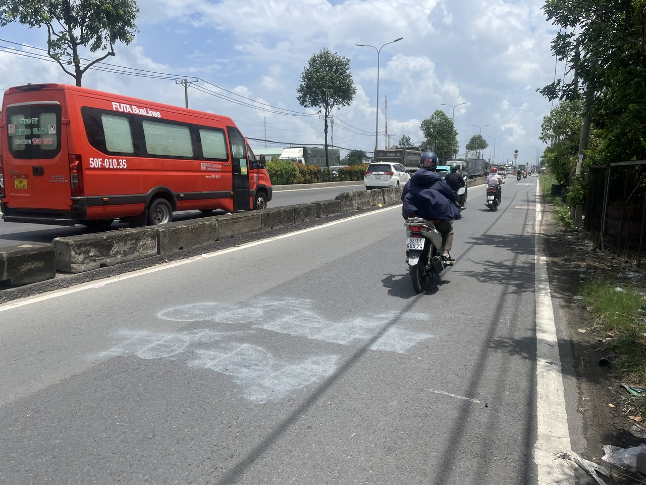 Dòng chữ "có bắn tốc độ" bị xóa nham nhở- Ảnh 2. Dòng chữ "có bắn tốc độ" bị xóa nham nhở- Ảnh 2.