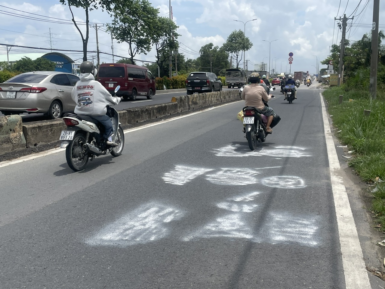 Dòng chữ "có bắn tốc độ" bị xóa nham nhở- Ảnh 1. Dòng chữ "có bắn tốc độ" bị xóa nham nhở- Ảnh 1.