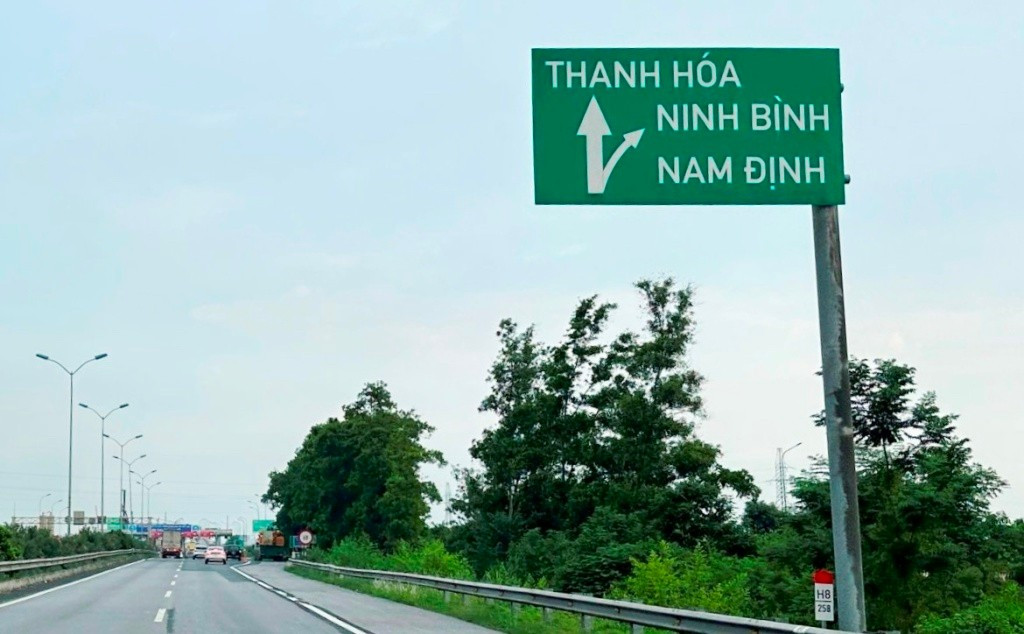 Cao tốc Bắc Nam có nhiều biển báo chỉ đến địa danh không còn tồn tại- Ảnh 1. Cao tốc Bắc Nam có nhiều biển báo chỉ đến địa danh không còn tồn tại- Ảnh 1.