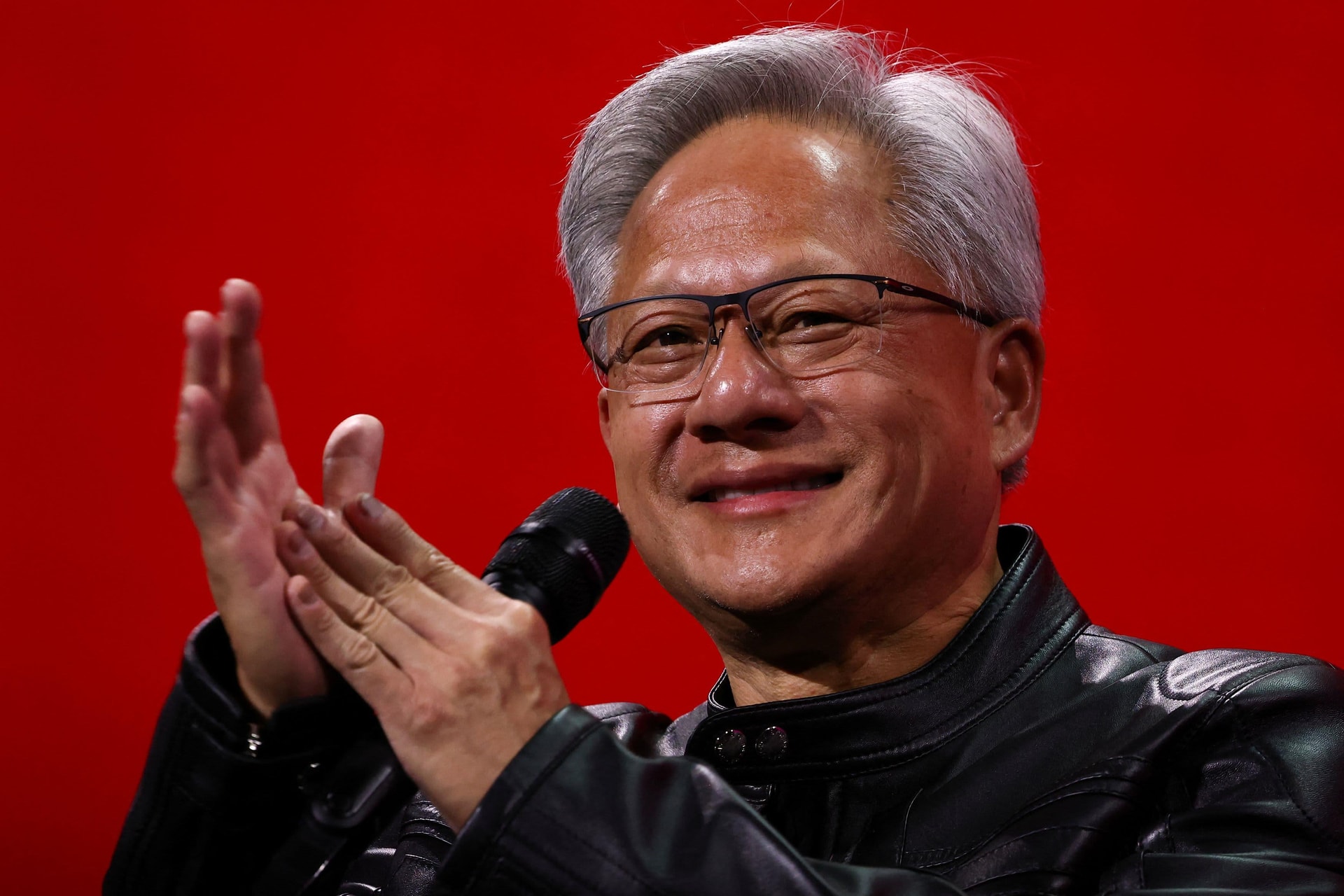Jensen Huang báo tin vui, cánh cửa vào thị trường tỷ dân mở toang với chip AI H20 của Nvidia- Ảnh 1. Jensen Huang báo tin vui, cánh cửa vào thị trường tỷ dân mở toang với chip AI H20 của Nvidia- Ảnh 1.