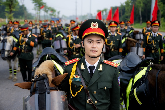 Theo chân Cảnh sát cơ động Kỵ binh luyện tập cho Quốc khánh 2/9: Một buổi huấn luyện có gì đặc biệt?- Ảnh 10. Theo chân Cảnh sát cơ động Kỵ binh luyện tập cho Quốc khánh 2/9: Một buổi huấn luyện có gì đặc biệt?- Ảnh 10.
