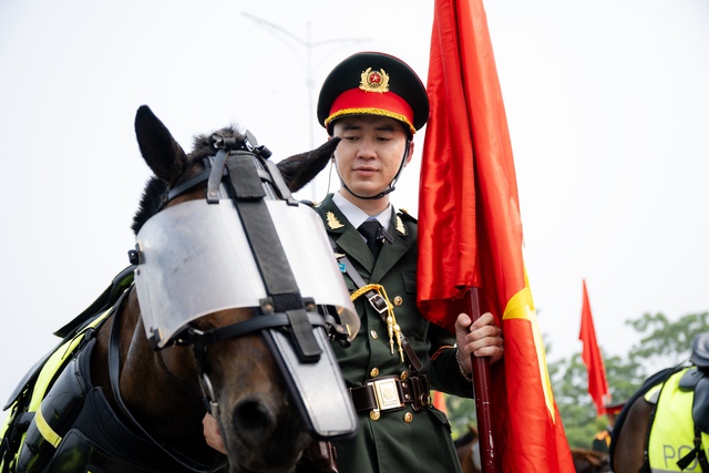 Theo chân Cảnh sát cơ động Kỵ binh luyện tập cho Quốc khánh 2/9: Một buổi huấn luyện có gì đặc biệt?- Ảnh 12. Theo chân Cảnh sát cơ động Kỵ binh luyện tập cho Quốc khánh 2/9: Một buổi huấn luyện có gì đặc biệt?- Ảnh 12.