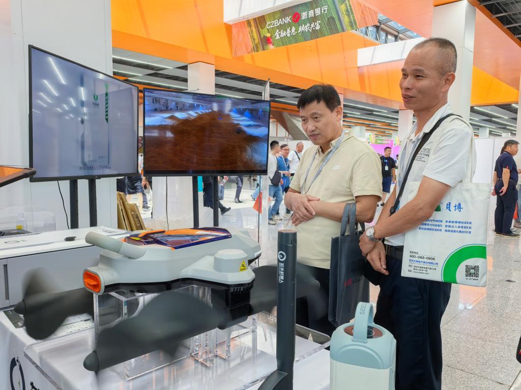 Nhà máy đen mọc lên như nấm tại nước láng giềng của Việt Nam: Ai nói nông dân phải Nhà máy đen mọc lên như nấm tại nước láng giềng của Việt Nam: Ai nói nông dân phải