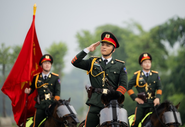 Theo chân Cảnh sát cơ động Kỵ binh luyện tập cho Quốc khánh 2/9: Một buổi huấn luyện có gì đặc biệt?- Ảnh 3. Theo chân Cảnh sát cơ động Kỵ binh luyện tập cho Quốc khánh 2/9: Một buổi huấn luyện có gì đặc biệt?- Ảnh 3.