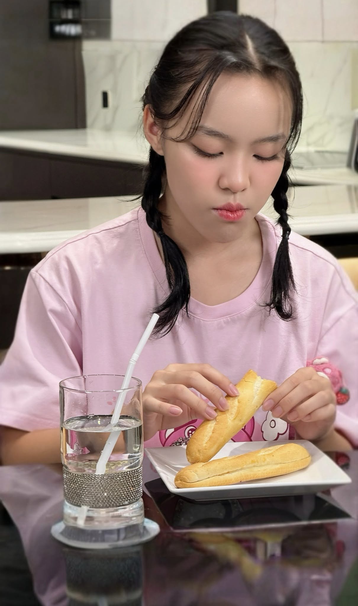 Ái nữ ít lộ diện của diễn viên hài Việt Hương: 16 tuổi cao vượt trội mẹ, không chỉ học giỏi mà còn rất xinh xắn- Ảnh 4. Ái nữ ít lộ diện của diễn viên hài Việt Hương: 16 tuổi cao vượt trội mẹ, không chỉ học giỏi mà còn rất xinh xắn- Ảnh 4.