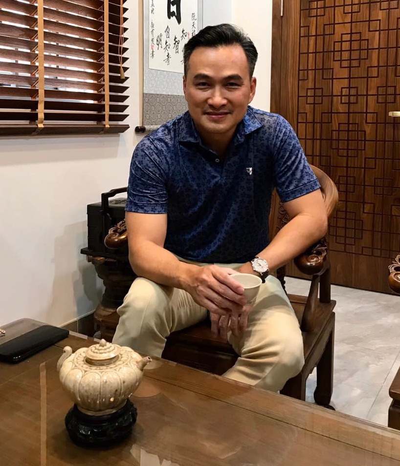 Nam nghệ sĩ đình đám rời showbiz Việt, giờ là đại gia, giám đốc bảo tàng, sống giàu sang bên vợ 3- Ảnh 2. Nam nghệ sĩ đình đám rời showbiz Việt, giờ là đại gia, giám đốc bảo tàng, sống giàu sang bên vợ 3- Ảnh 2.