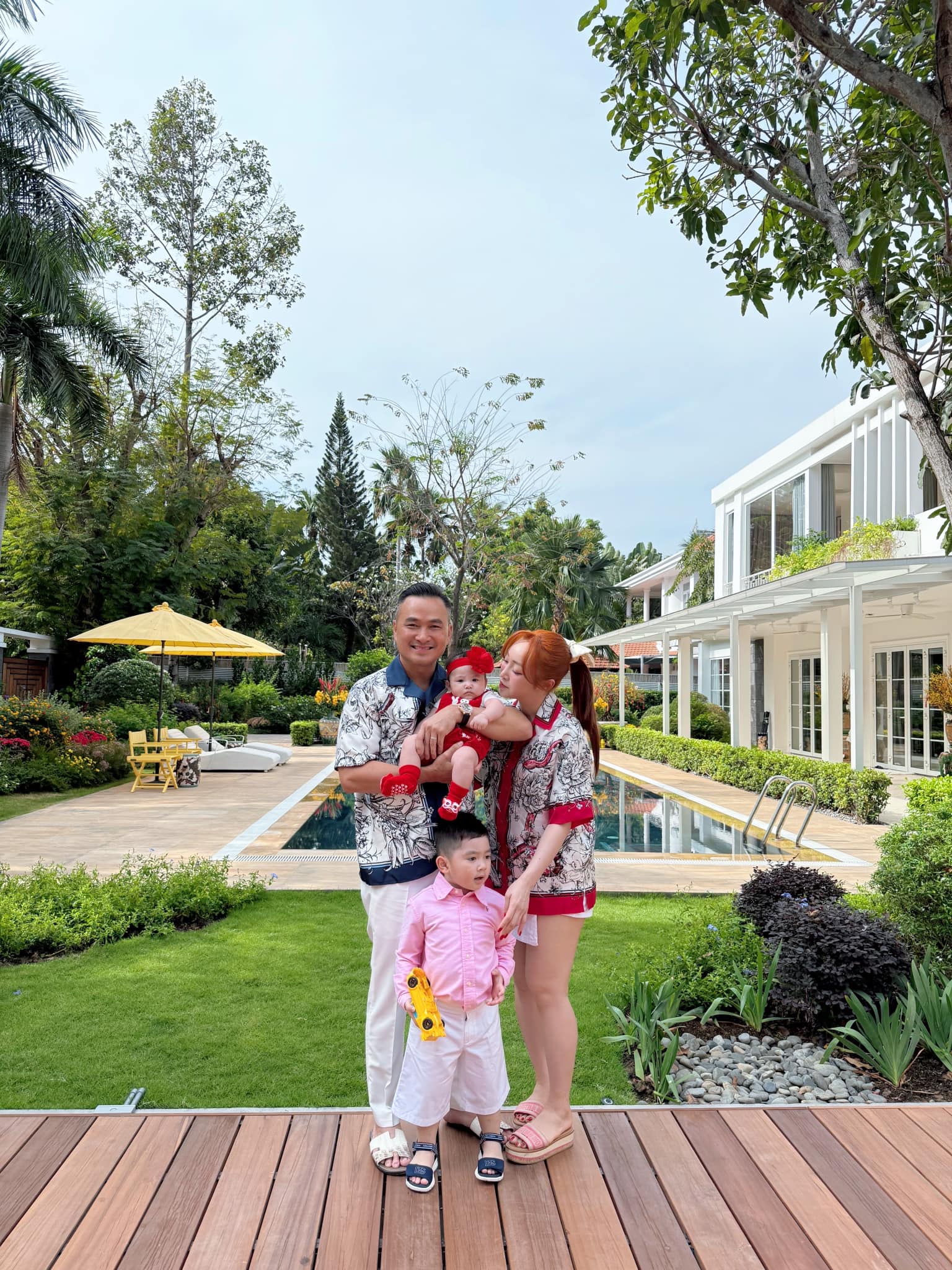 Nam nghệ sĩ đình đám rời showbiz Việt, giờ là đại gia, giám đốc bảo tàng, sống giàu sang bên vợ 3- Ảnh 8. Nam nghệ sĩ đình đám rời showbiz Việt, giờ là đại gia, giám đốc bảo tàng, sống giàu sang bên vợ 3- Ảnh 8.