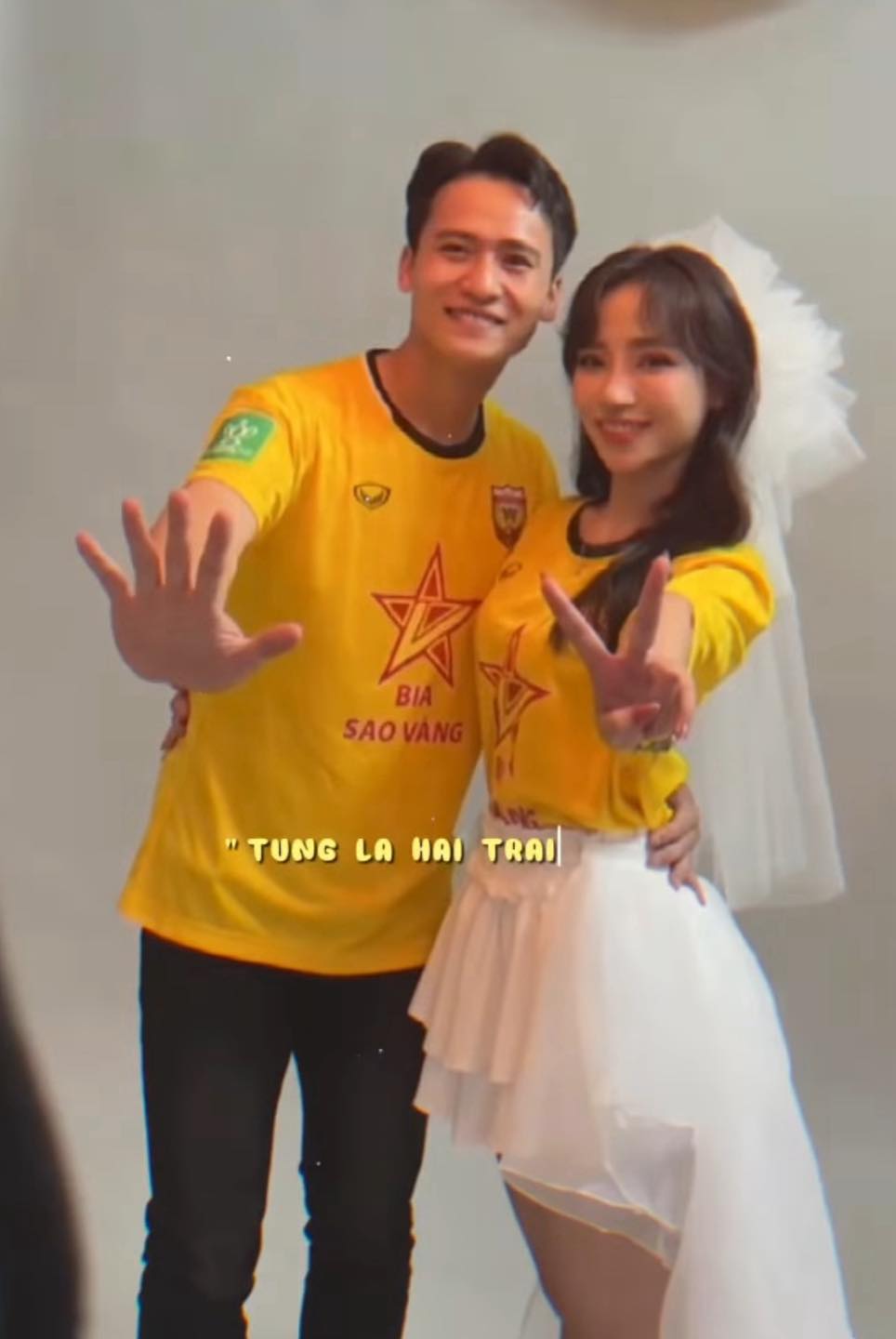 "Nam thần" U23 Việt Nam lên xe hoa cùng hot girl tốt nghiệp xuất sắc NEU, visual cô dâu chú rể gây sốt- Ảnh 4. "Nam thần" U23 Việt Nam lên xe hoa cùng hot girl tốt nghiệp xuất sắc NEU, visual cô dâu chú rể gây sốt- Ảnh 4.