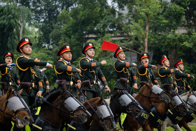 Theo chân Cảnh sát cơ động Kỵ binh luyện tập cho Quốc khánh 2/9: Một buổi huấn luyện có gì đặc biệt?- Ảnh 4. Theo chân Cảnh sát cơ động Kỵ binh luyện tập cho Quốc khánh 2/9: Một buổi huấn luyện có gì đặc biệt?- Ảnh 4.