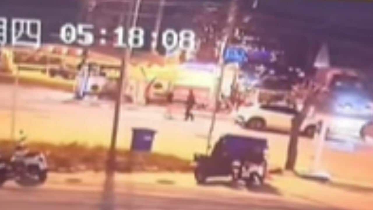 Du khách bị cảnh sát giả bắt cóc táo tợn giữa đường phố ở Pattaya: Camera an ninh dần hé lộ đường dây lớn phía sau- Ảnh 2. Du khách bị cảnh sát giả bắt cóc táo tợn giữa đường phố ở Pattaya: Camera an ninh dần hé lộ đường dây lớn phía sau- Ảnh 2.