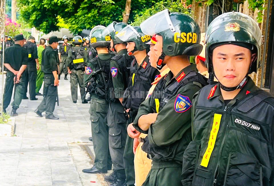 Hàng chục cảnh sát xuất hiện trước nhà em trai trùm giang hồ Đạt "ma" ở Thanh Hóa- Ảnh 1. Hàng chục cảnh sát xuất hiện trước nhà em trai trùm giang hồ Đạt "ma" ở Thanh Hóa- Ảnh 1.