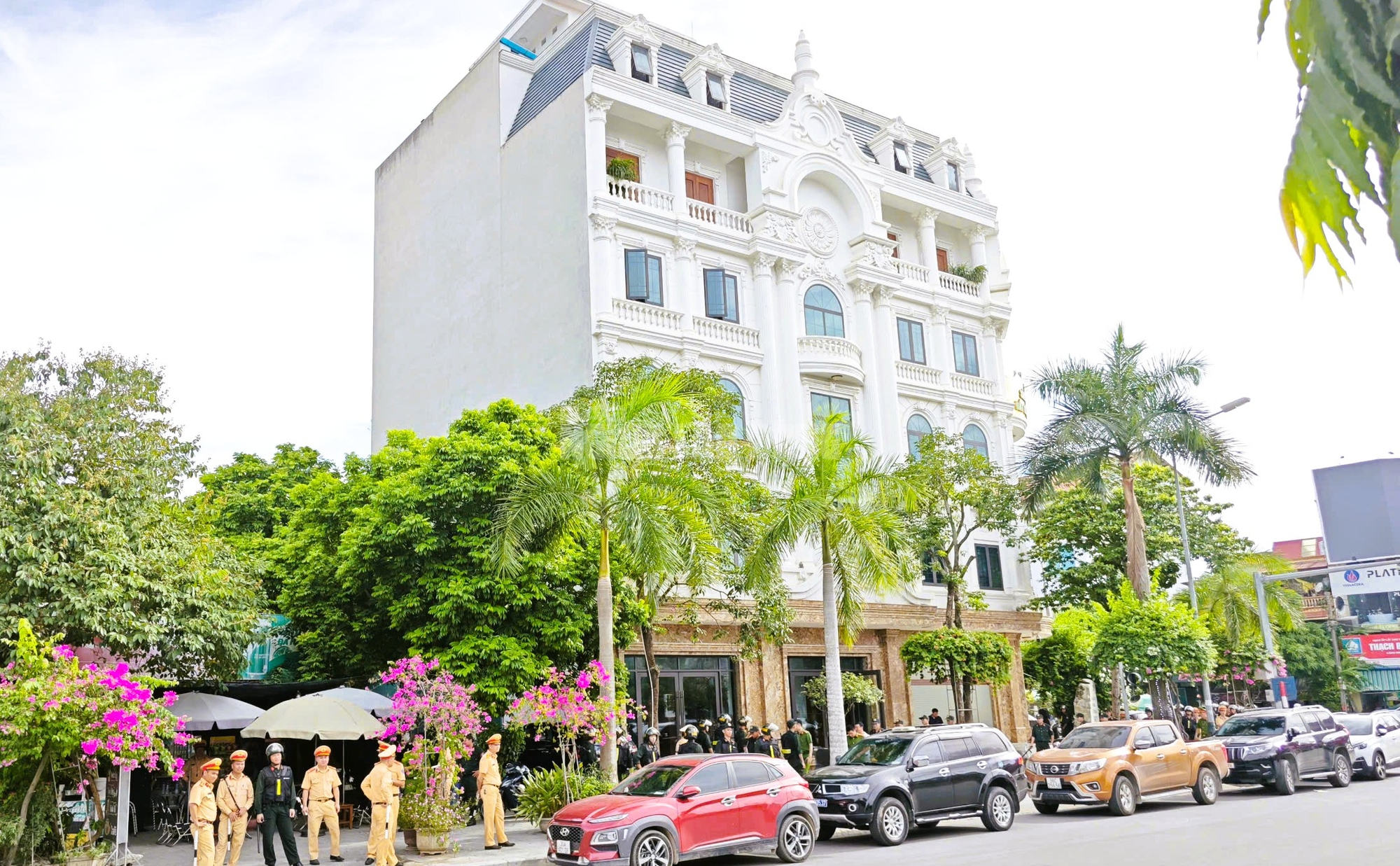 Hàng chục cảnh sát xuất hiện trước nhà em trai trùm giang hồ Đạt "ma" ở Thanh Hóa- Ảnh 2. Hàng chục cảnh sát xuất hiện trước nhà em trai trùm giang hồ Đạt "ma" ở Thanh Hóa- Ảnh 2.