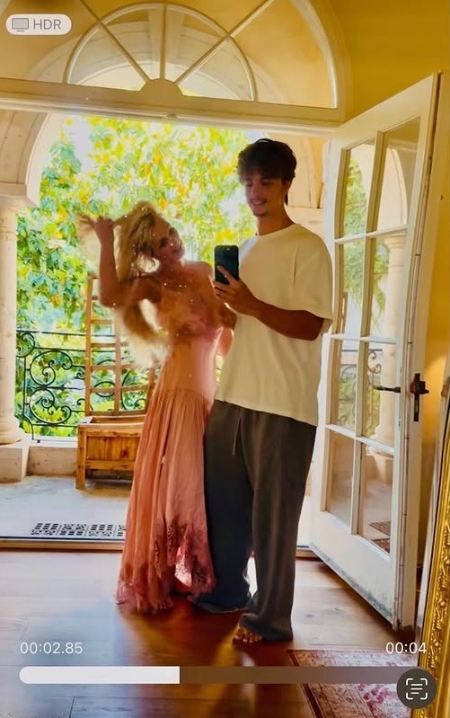Britney Spears gây sốc khi công khai có con gái?- Ảnh 5. Britney Spears gây sốc khi công khai có con gái?- Ảnh 5.