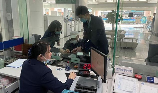 Người phụ nữ gửi tiết kiệm 4,3 tỷ đồng, 15 năm sau đến rút thì tài khoản 0 đồng, ngân hàng thông báo: Bà còn nợ 470 triệu đồng, cần thanh toán- Ảnh 2. Người phụ nữ gửi tiết kiệm 4,3 tỷ đồng, 15 năm sau đến rút thì tài khoản 0 đồng, ngân hàng thông báo: Bà còn nợ 470 triệu đồng, cần thanh toán- Ảnh 2.