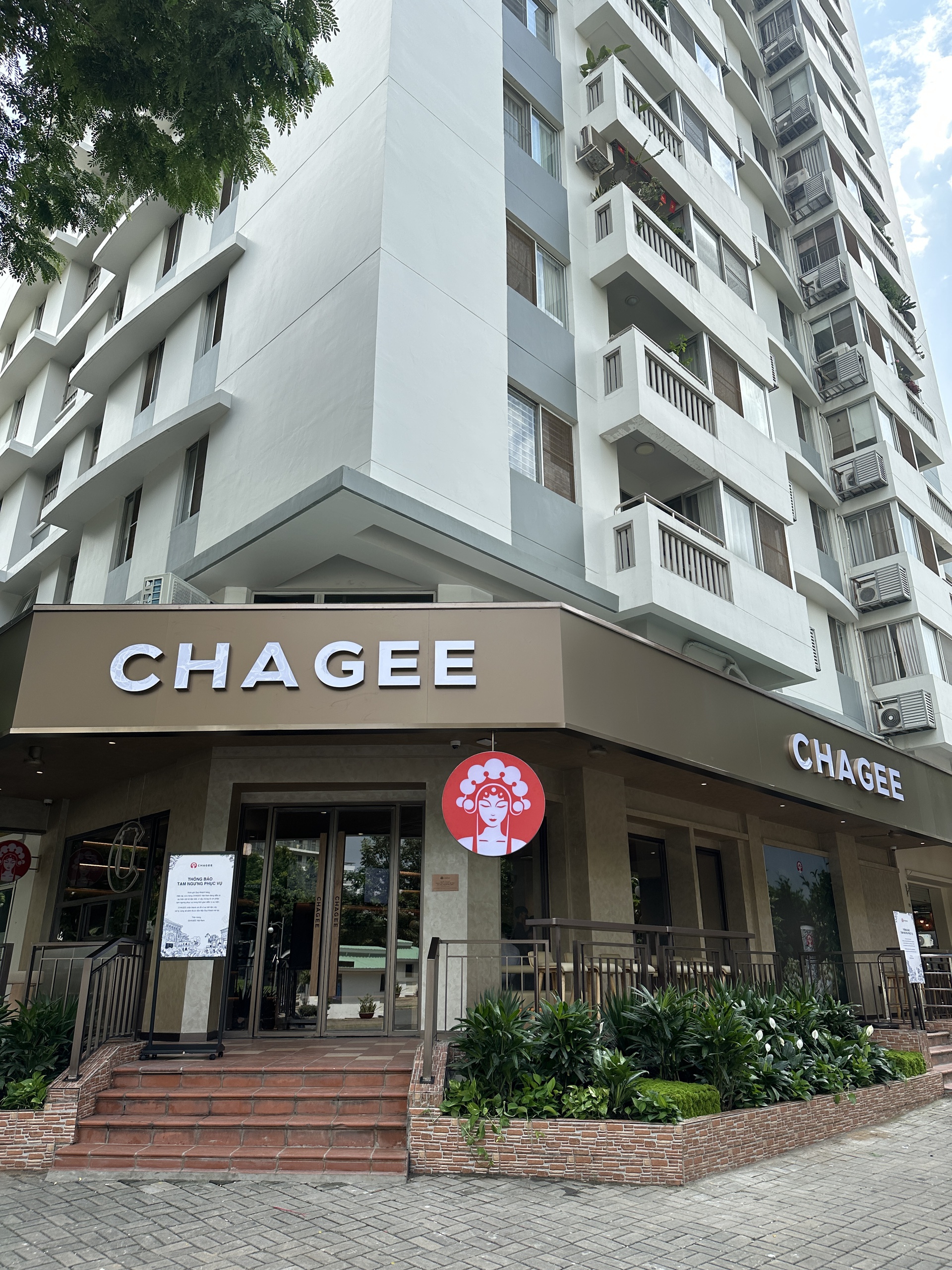Cận cảnh cửa hàng Chagee Việt Nam bất chấp dư luận, số phận mặt bằng vàng ở phố đi bộ ra sao?- Ảnh 4. Cận cảnh cửa hàng Chagee Việt Nam bất chấp dư luận, số phận mặt bằng vàng ở phố đi bộ ra sao?- Ảnh 4.
