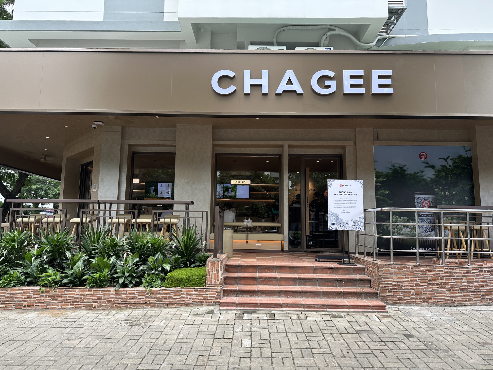 Cận cảnh cửa hàng Chagee Việt Nam bất chấp dư luận, số phận mặt bằng vàng ở phố đi bộ ra sao?- Ảnh 2. Cận cảnh cửa hàng Chagee Việt Nam bất chấp dư luận, số phận mặt bằng vàng ở phố đi bộ ra sao?- Ảnh 2.