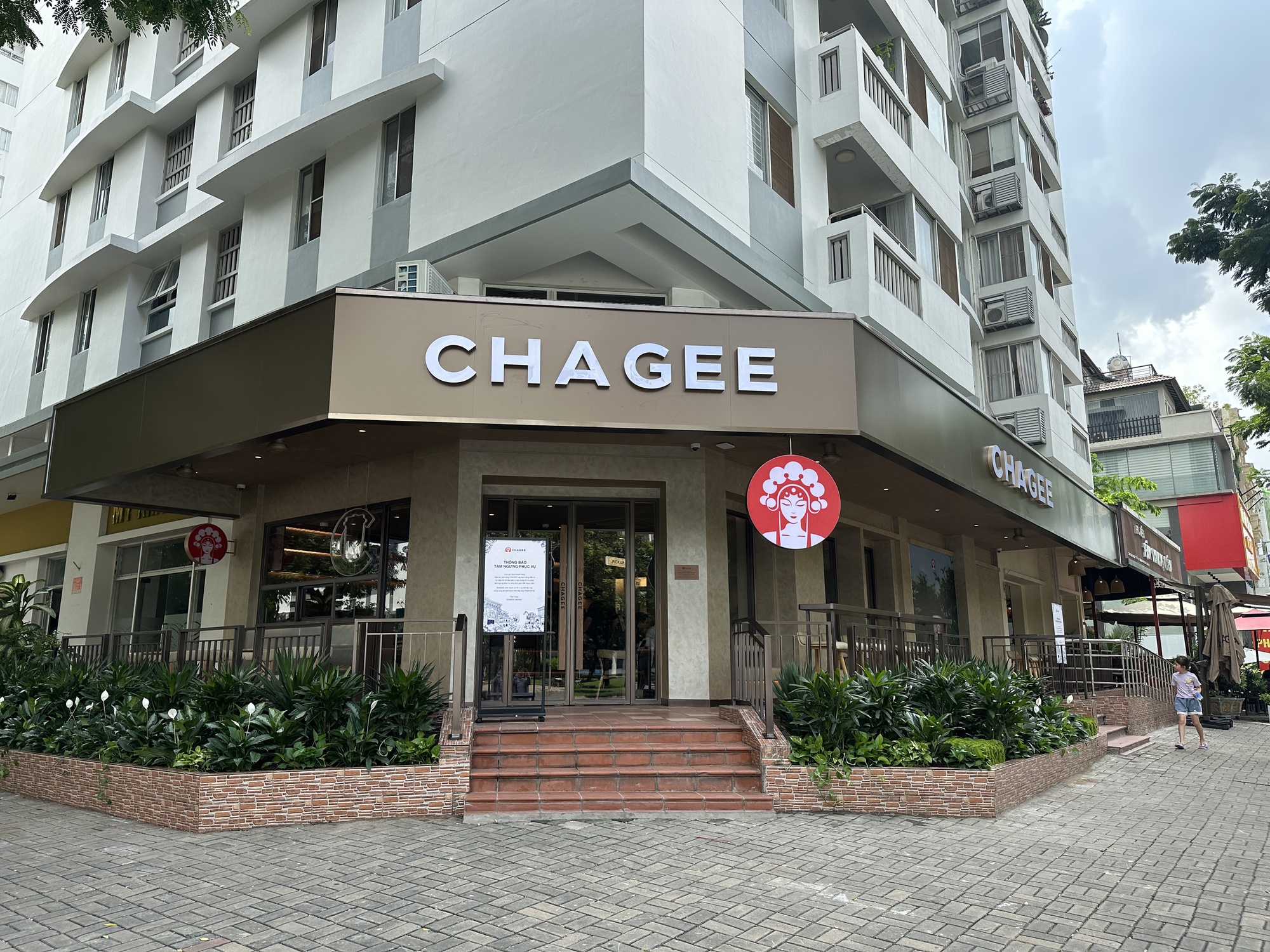 Cận cảnh cửa hàng Chagee Việt Nam bất chấp dư luận, số phận mặt bằng vàng ở phố đi bộ ra sao?- Ảnh 1. Cận cảnh cửa hàng Chagee Việt Nam bất chấp dư luận, số phận mặt bằng vàng ở phố đi bộ ra sao?- Ảnh 1.