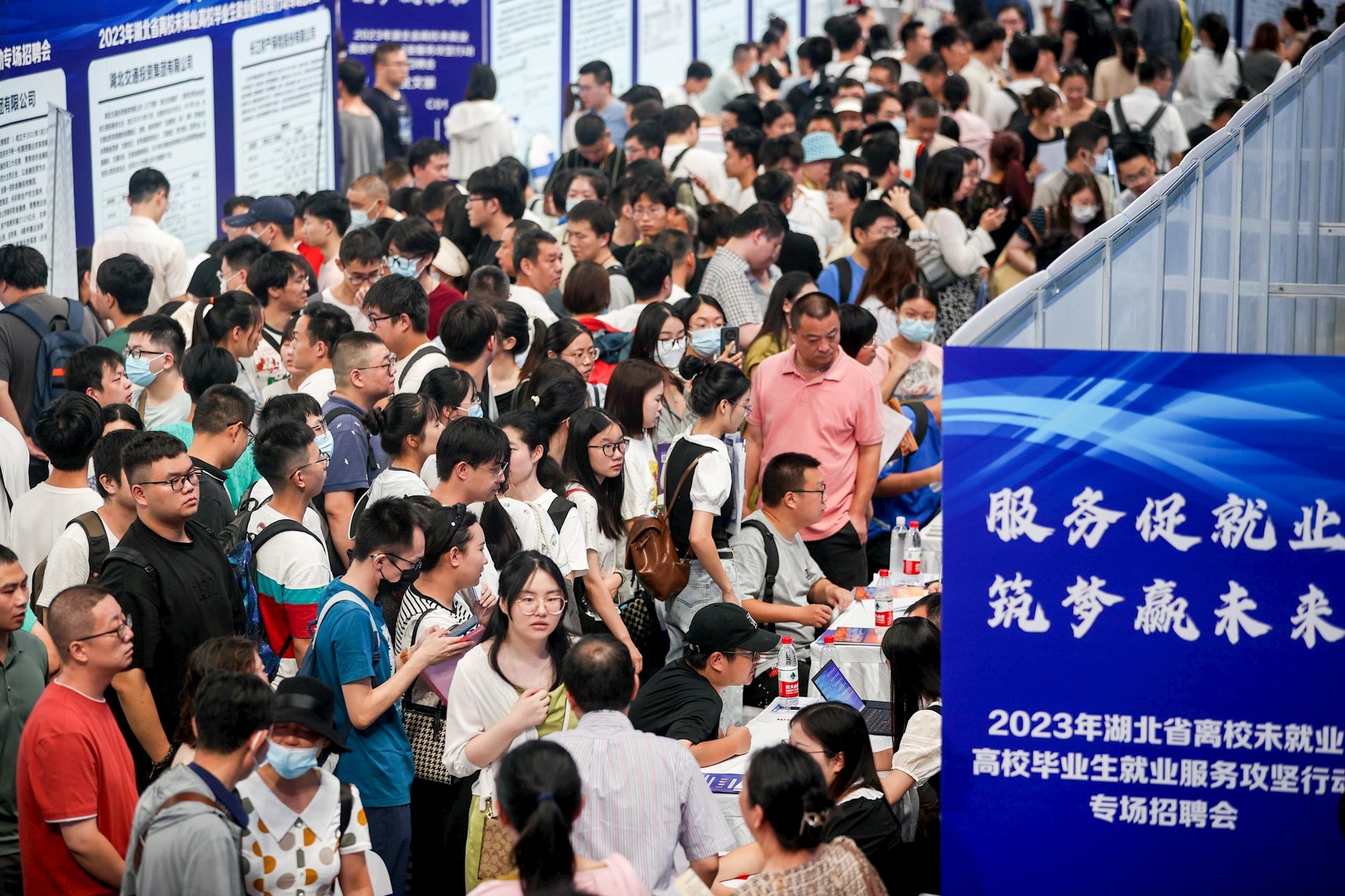 Sinh viên đổ xô đi học cao học vì không tìm được việc, có bằng thạc sĩ mới được xem xét tuyển dụng: “Lạm phát” bằng cấp tại Trung Quốc khiến bằng cử nhân thời nay chỉ ngang với học nghề- Ảnh 1. Sinh viên đổ xô đi học cao học vì không tìm được việc, có bằng thạc sĩ mới được xem xét tuyển dụng: “Lạm phát” bằng cấp tại Trung Quốc khiến bằng cử nhân thời nay chỉ ngang với học nghề- Ảnh 1.
