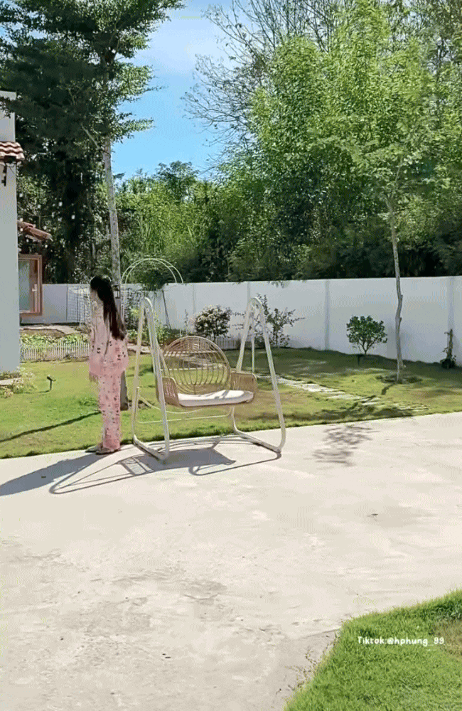 Bỏ phố về quê, cô gái 26 tuổi xây nhà vườn hơn 120m2, dân tình soi ngay một món đồ trong bếp, nặng hơn 100kg mà đẩy đi đẩy lại ngon lành- Ảnh 2. Bỏ phố về quê, cô gái 26 tuổi xây nhà vườn hơn 120m2, dân tình soi ngay một món đồ trong bếp, nặng hơn 100kg mà đẩy đi đẩy lại ngon lành- Ảnh 2.