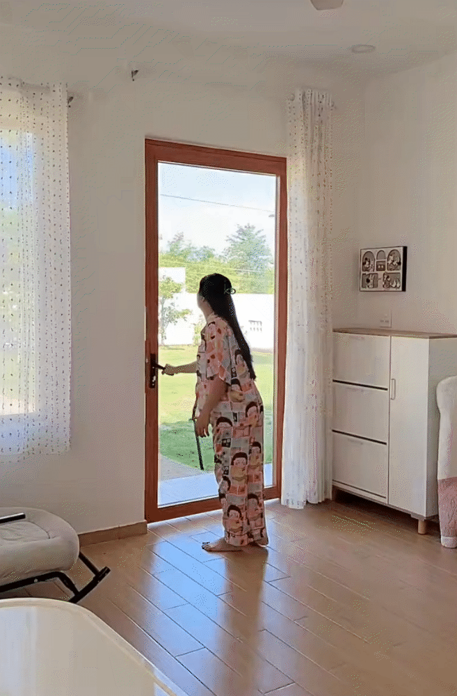 Bỏ phố về quê, cô gái 26 tuổi xây nhà vườn hơn 120m2, dân tình soi ngay một món đồ trong bếp, nặng hơn 100kg mà đẩy đi đẩy lại ngon lành- Ảnh 4. Bỏ phố về quê, cô gái 26 tuổi xây nhà vườn hơn 120m2, dân tình soi ngay một món đồ trong bếp, nặng hơn 100kg mà đẩy đi đẩy lại ngon lành- Ảnh 4.