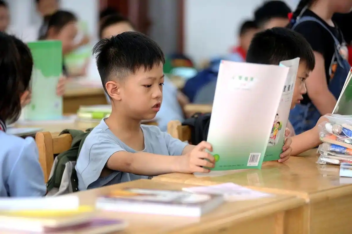 5 câu nói cha mẹ EQ thấp hay buông nơi đông người - Bảo sao con càng lớn càng rụt rè, tự ti- Ảnh 2. 5 câu nói cha mẹ EQ thấp hay buông nơi đông người - Bảo sao con càng lớn càng rụt rè, tự ti- Ảnh 2.