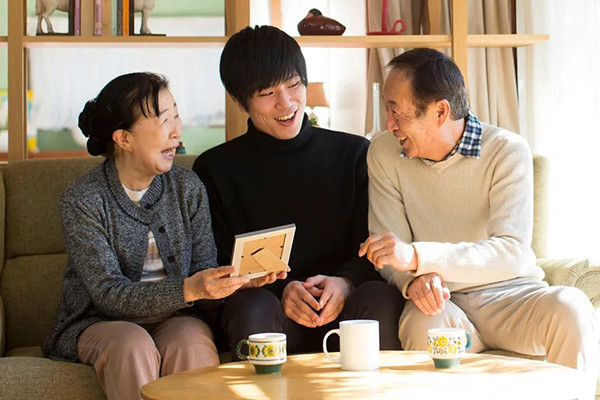 3 thứ mà người EQ thấp hay mang theo khi đến nhà người khác, người EQ lại không bao giờ làm- Ảnh 2. 3 thứ mà người EQ thấp hay mang theo khi đến nhà người khác, người EQ lại không bao giờ làm- Ảnh 2.