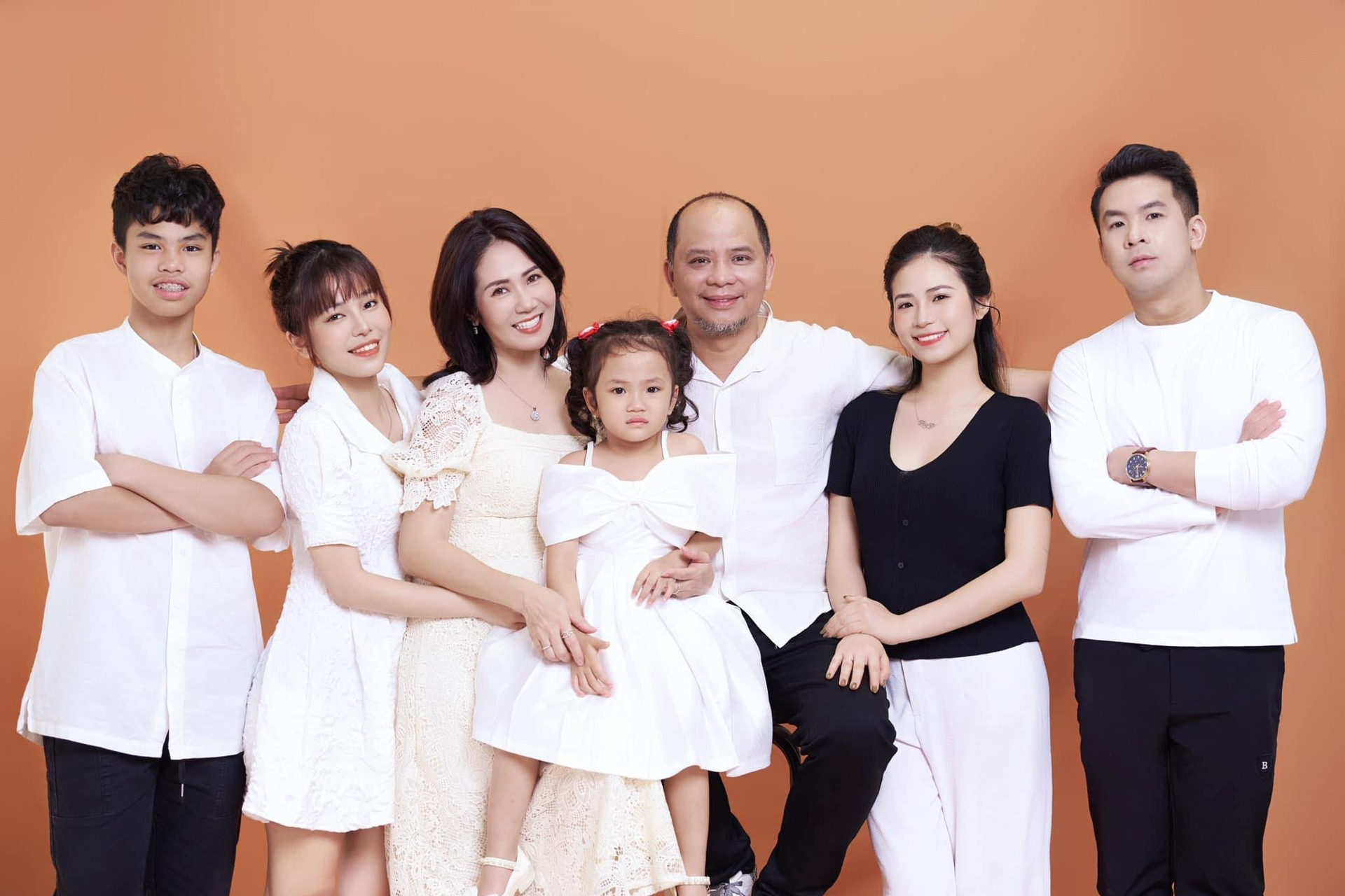 Nữ NSƯT lên chức bà ngoại, 53 tuổi vẫn được chồng chăm như em bé, muốn gì được nấy- Ảnh 3. Nữ NSƯT lên chức bà ngoại, 53 tuổi vẫn được chồng chăm như em bé, muốn gì được nấy- Ảnh 3.