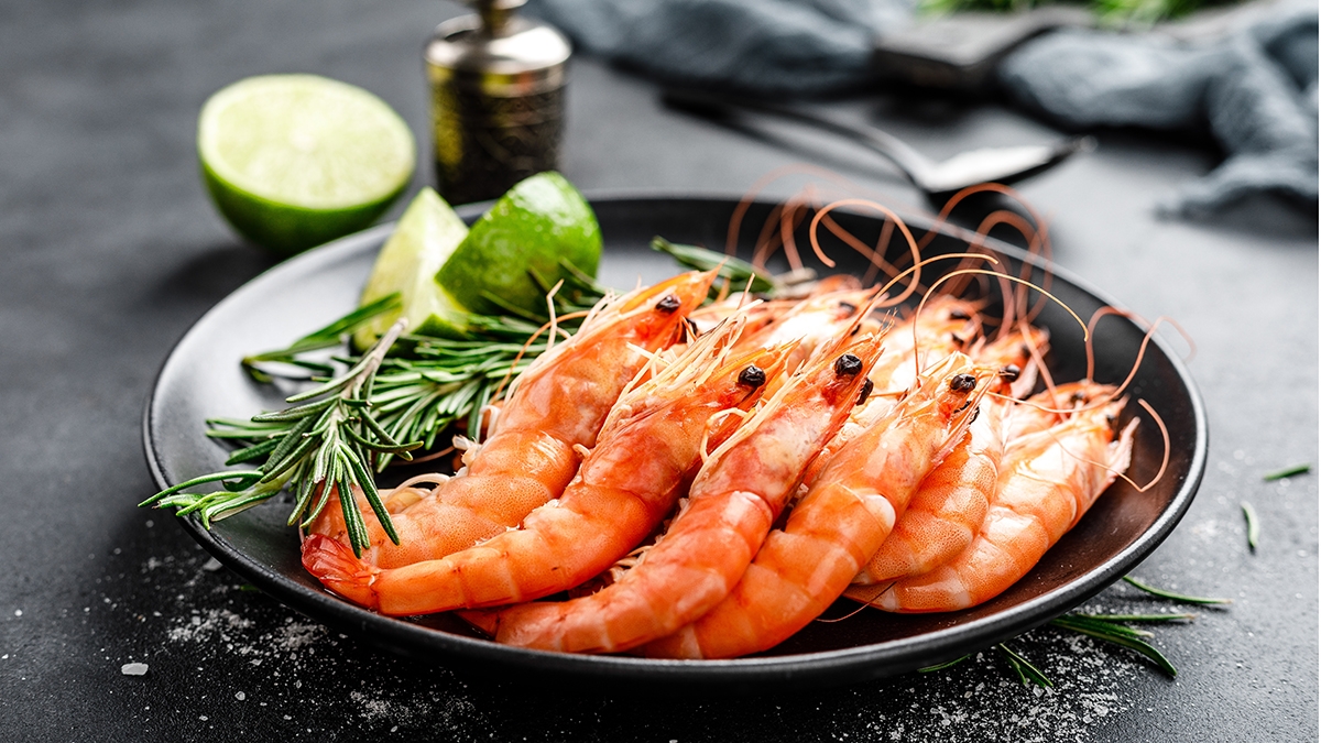 Đừng chỉ rửa tôm bằng mỗi nước, đầu bếp chỉ một mẹo khiến tôm bay sạch bùn đất, vi khuẩn- Ảnh 2. Đừng chỉ rửa tôm bằng mỗi nước, đầu bếp chỉ một mẹo khiến tôm bay sạch bùn đất, vi khuẩn- Ảnh 2.