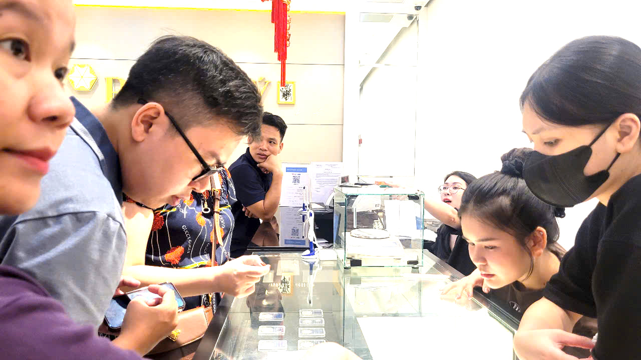 Bạc thỏi và bạc miếng "sốt giá", xuất hiện nhiều nhà đầu tư mới- Ảnh 2. Bạc thỏi và bạc miếng "sốt giá", xuất hiện nhiều nhà đầu tư mới- Ảnh 2.