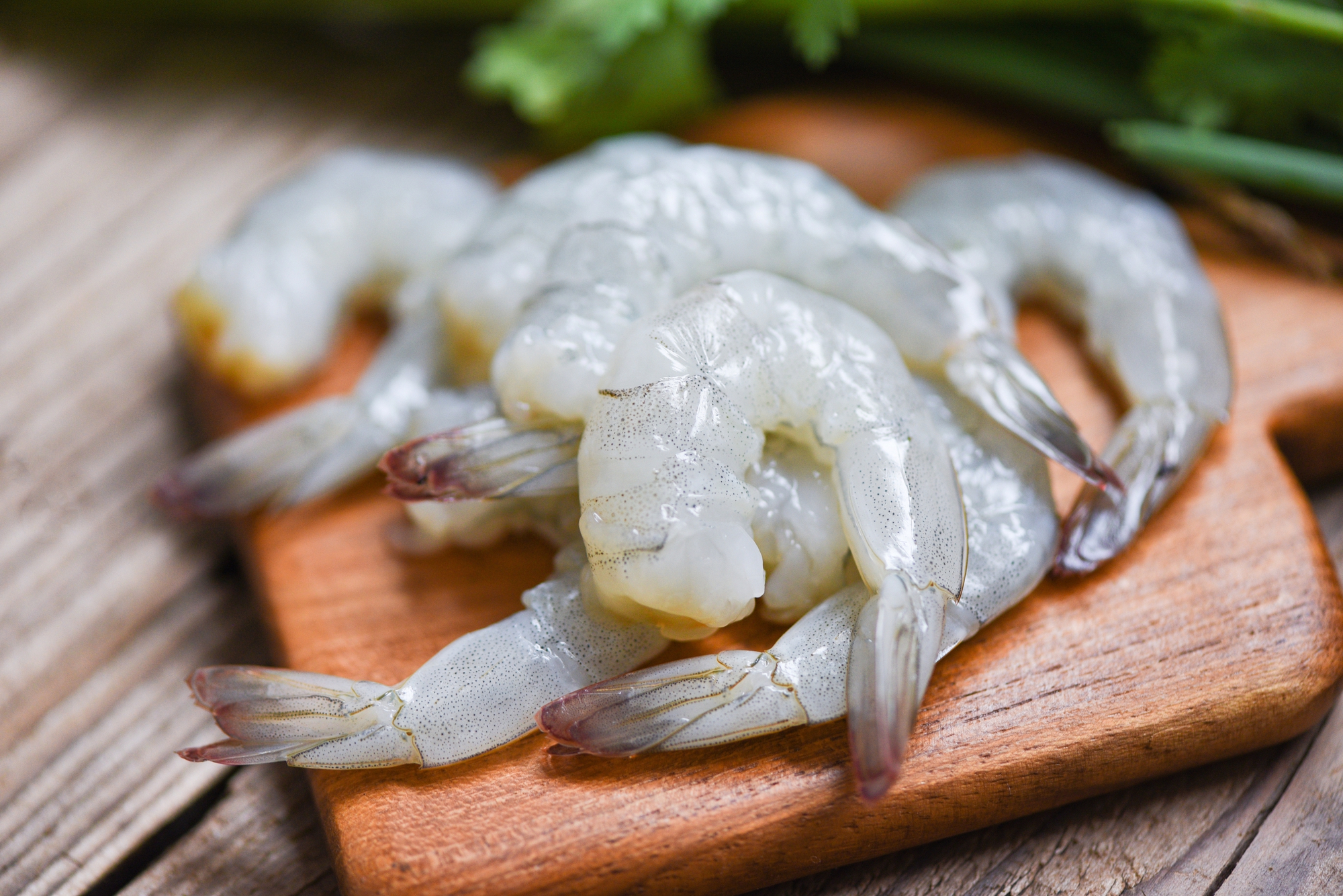 Đừng chỉ rửa tôm bằng mỗi nước, đầu bếp chỉ một mẹo khiến tôm bay sạch bùn đất, vi khuẩn- Ảnh 3. Đừng chỉ rửa tôm bằng mỗi nước, đầu bếp chỉ một mẹo khiến tôm bay sạch bùn đất, vi khuẩn- Ảnh 3.