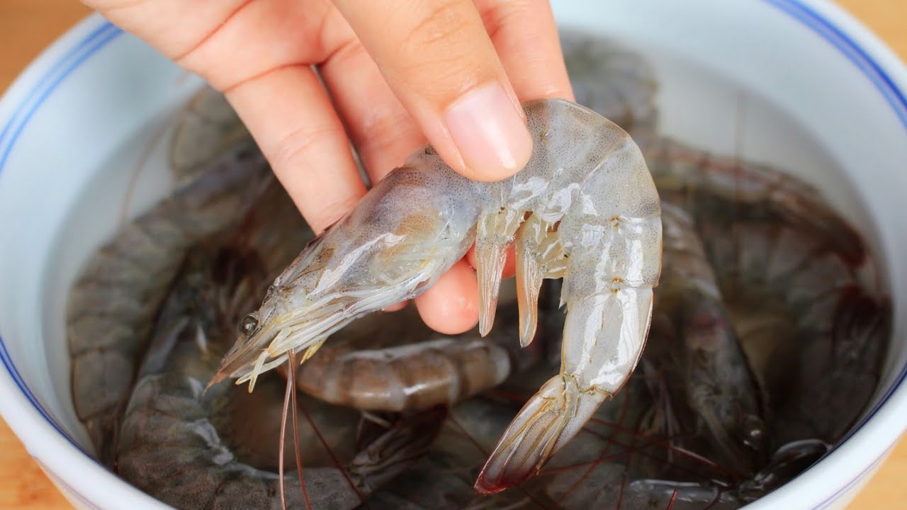 Đừng chỉ rửa tôm bằng mỗi nước, đầu bếp chỉ một mẹo khiến tôm bay sạch bùn đất, vi khuẩn- Ảnh 1. Đừng chỉ rửa tôm bằng mỗi nước, đầu bếp chỉ một mẹo khiến tôm bay sạch bùn đất, vi khuẩn- Ảnh 1.