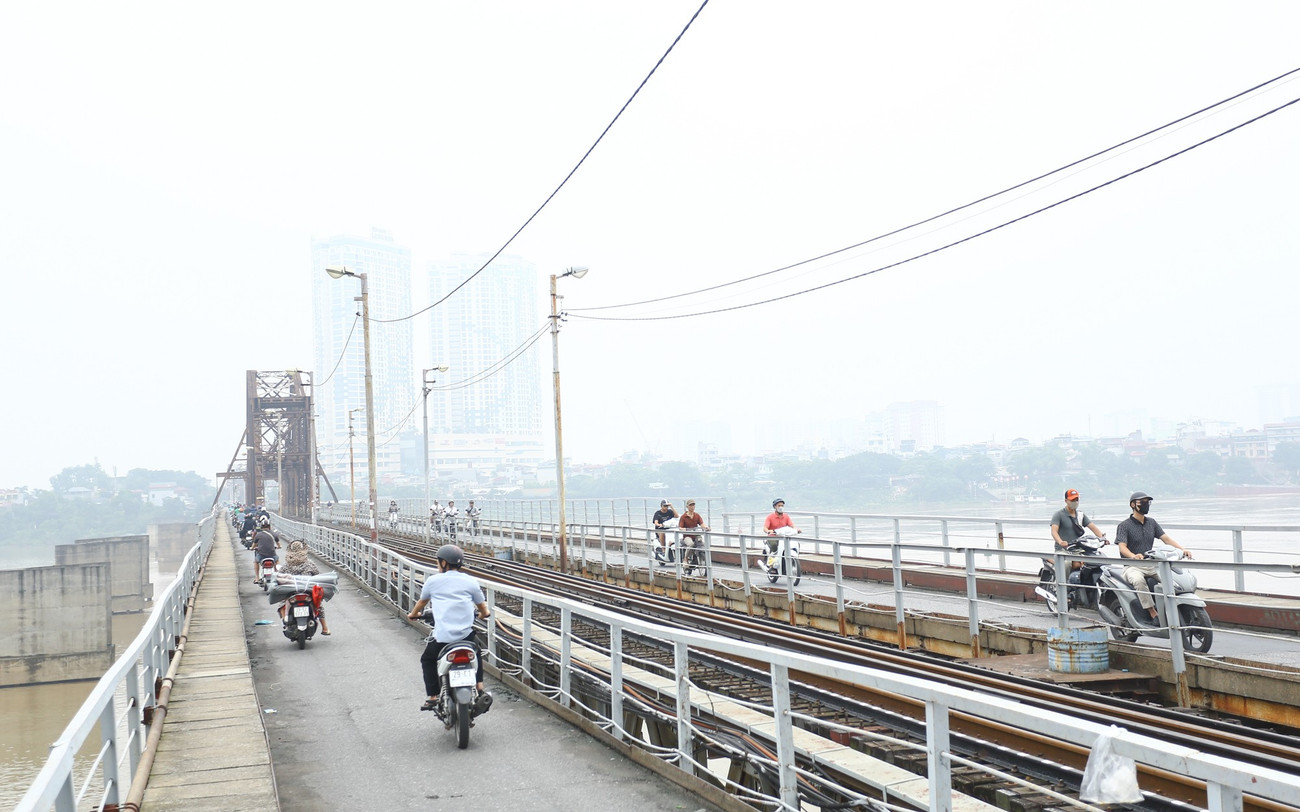 Bầu trời Hà Nội mù mịt trong ngày ô nhiễm không khí đứng thứ 2 thế giới- Ảnh 12. Bầu trời Hà Nội mù mịt trong ngày ô nhiễm không khí đứng thứ 2 thế giới- Ảnh 12.