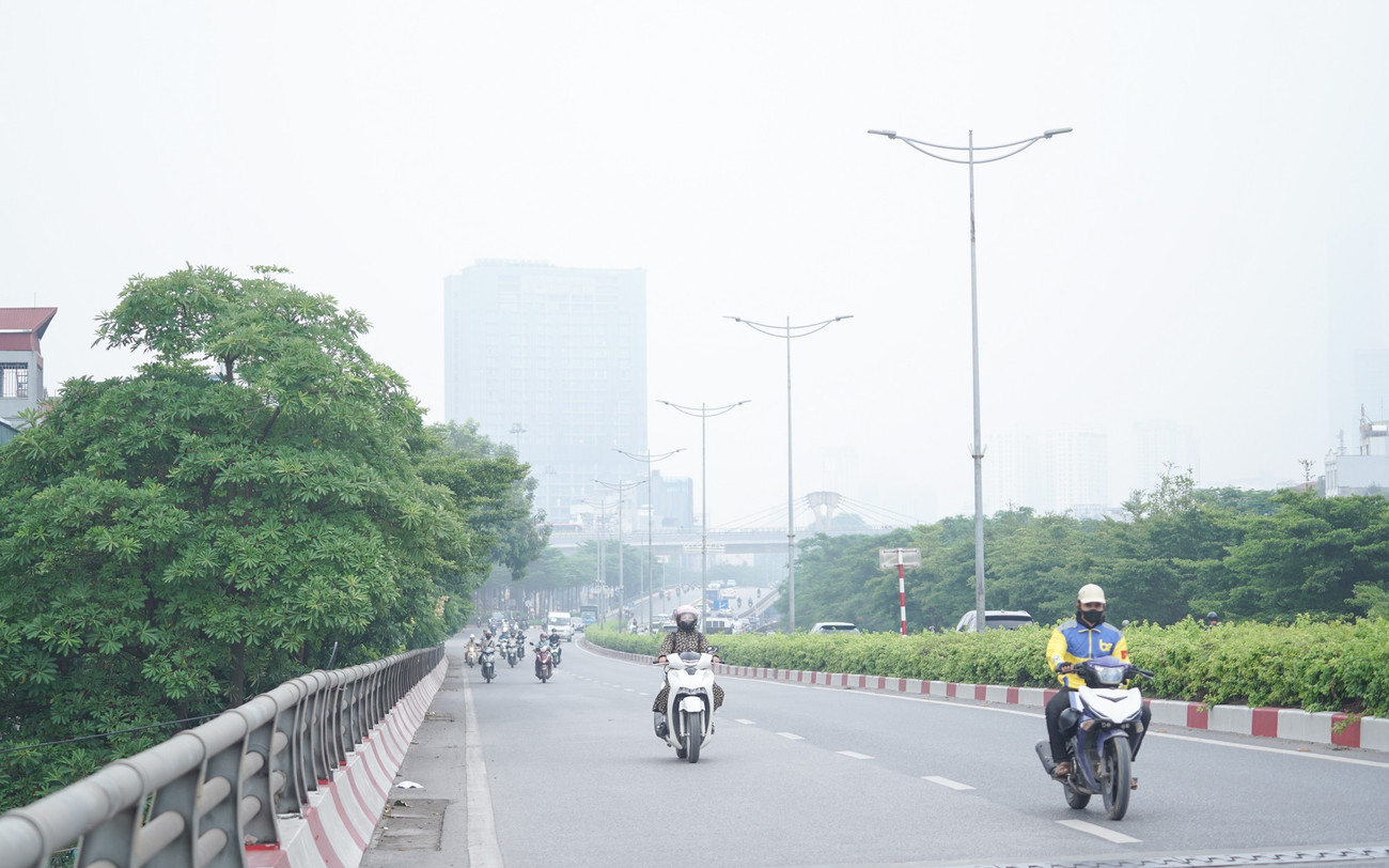 Bầu trời Hà Nội mù mịt trong ngày ô nhiễm không khí đứng thứ 2 thế giới- Ảnh 6. Bầu trời Hà Nội mù mịt trong ngày ô nhiễm không khí đứng thứ 2 thế giới- Ảnh 6.